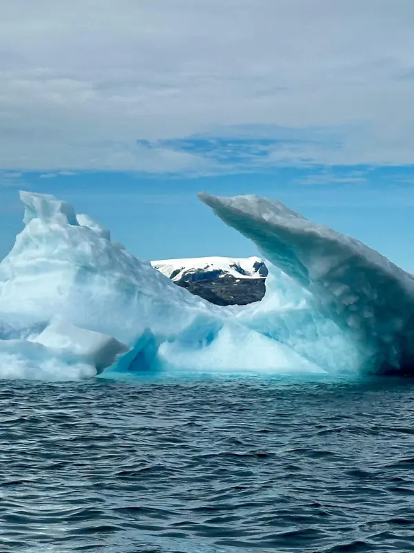 Gór lodowe unoszące się na wodach u wybrzeży Grenlandii