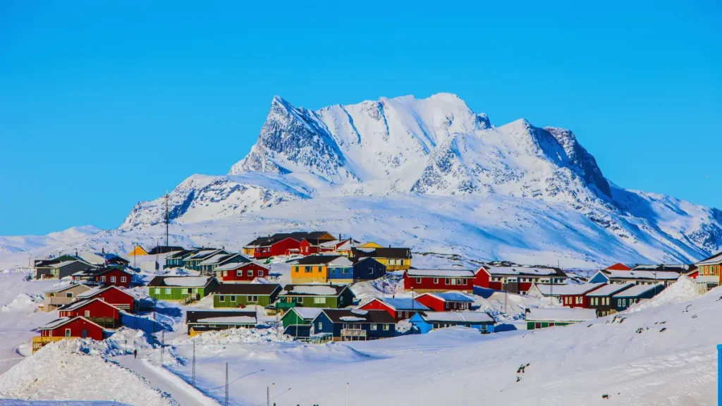 Grenlandia powierzchnia – domy w Nuuk na tle góry Sermitsiaq