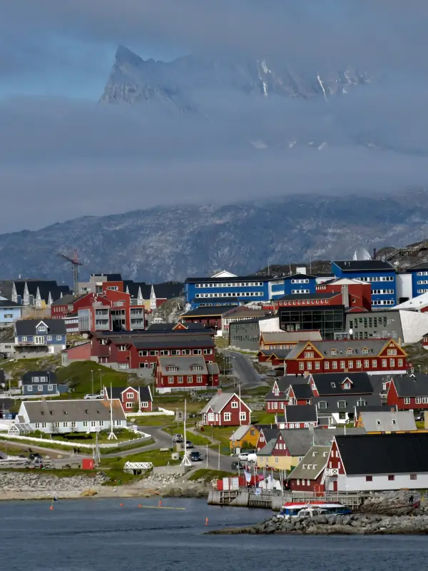 Domy w Nuuk, stolicy Grenlandii, na tle góry Sermitsiaq