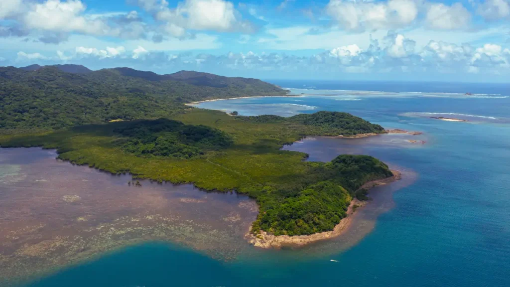 Wyspa widziana z lotu ptaka – przykład krajobrazu największych wysp świata