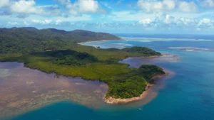Wyspa widziana z lotu ptaka – przykład krajobrazu największych wysp świata