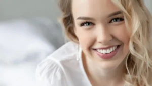 Kobieta z białymi, zdrowymi zębami – estetyczny uśmiech po leczeniu stomatologicznym