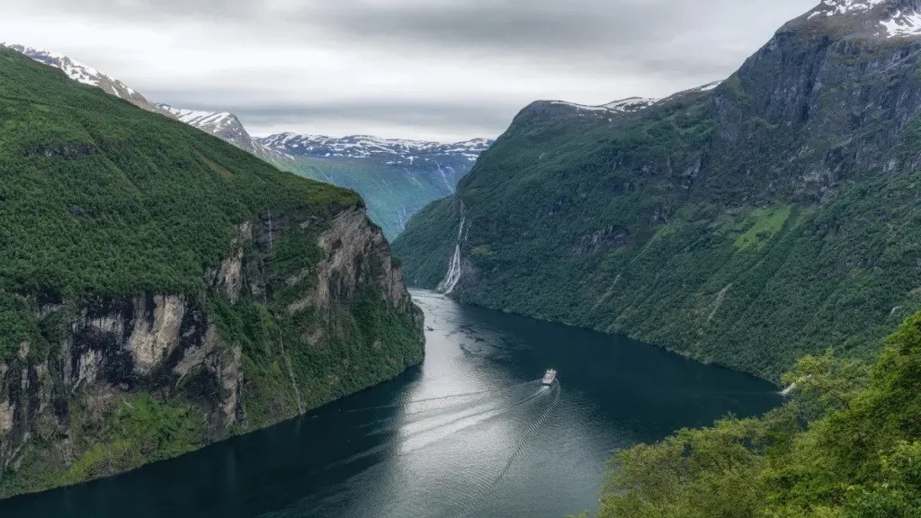 Fiord Geiranger (Geirangerfjord) w regionie Møre og Romsdal – widok z promu podczas rejsu po fiordach Norwegii