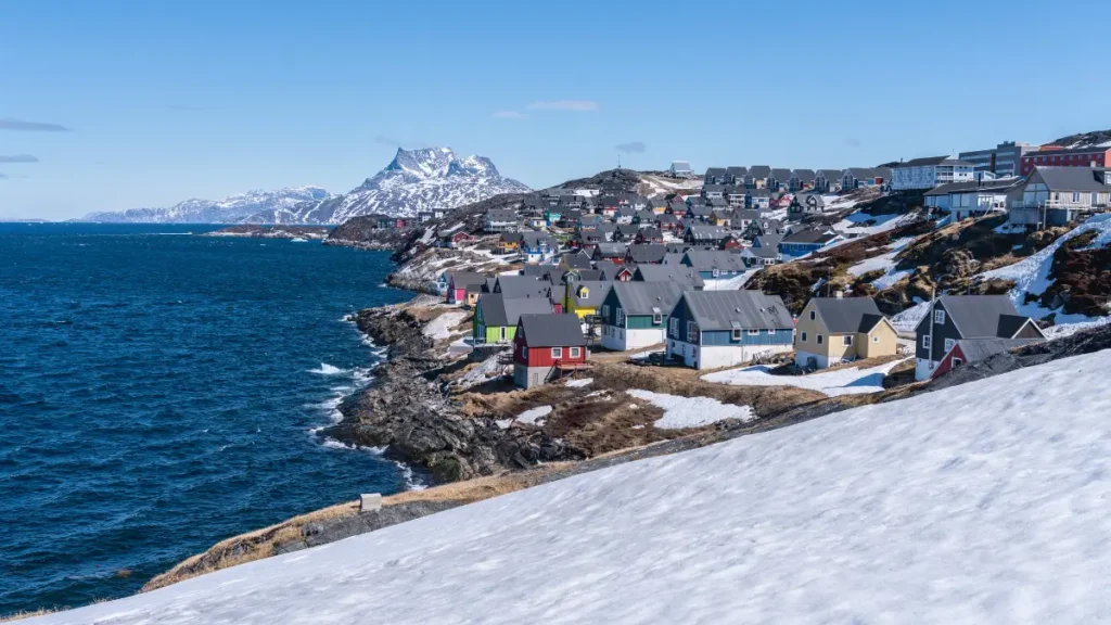 Nuuk – panorama stolicy Grenlandii z kolorowymi domami nad fiordem i arktycznym krajobrazem w tle