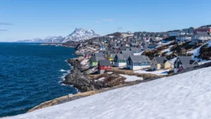 Nuuk – panorama stolicy Grenlandii z kolorowymi domami nad fiordem i arktycznym krajobrazem w tle