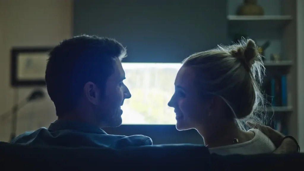 Para oglądająca film na Walentynki podczas romantycznego wieczoru