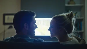 Para oglądająca film na Walentynki podczas romantycznego wieczoru