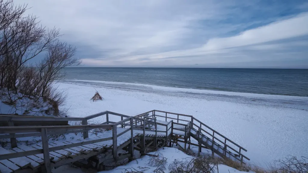 Zima nad morzem to cisza, jod i niższe ceny. Sprawdź 5 sprawdzonych miejsc na zimowy wyjazd nad Bałtyk i zobacz, dlaczego warto jechać poza sezonem.