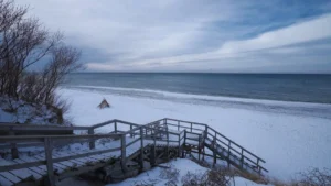 Zima nad morzem to cisza, jod i niższe ceny. Sprawdź 5 sprawdzonych miejsc na zimowy wyjazd nad Bałtyk i zobacz, dlaczego warto jechać poza sezonem.