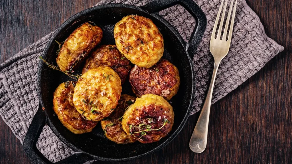 Kuchnia duńska – frikadeller, tradycyjne duńskie klopsiki podawane z ziemniakami