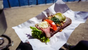 Smørrebrød w Kopenhadze – tradycyjna duńska kanapka na chlebie żytnim w restauracji nad wodą