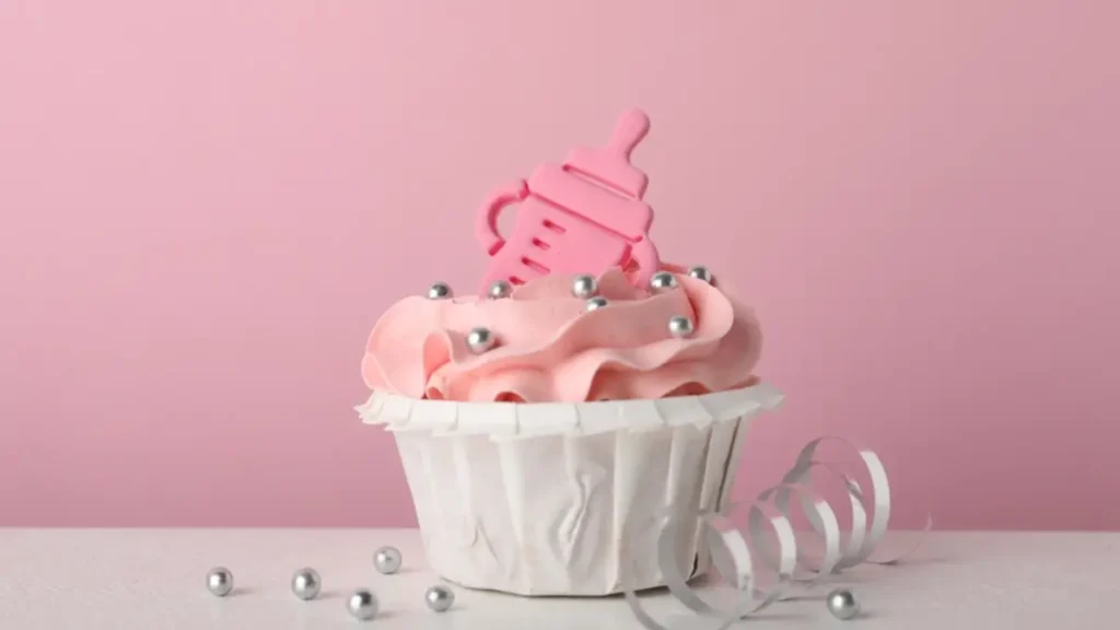 Topper na tort na Chrzest Święty – personalizowany złoty napis z imieniem dziecka, elegancka dekoracja tortu