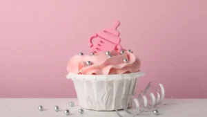 Topper na tort na Chrzest Święty – personalizowany złoty napis z imieniem dziecka, elegancka dekoracja tortu