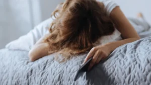 Zmęczony mimo snu – osoba budzi się rano bez energii i wygląda na zmęczoną