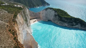 Fteri Beach w Grecji z turkusową wodą i białymi klifami na wyspie Kefalonia