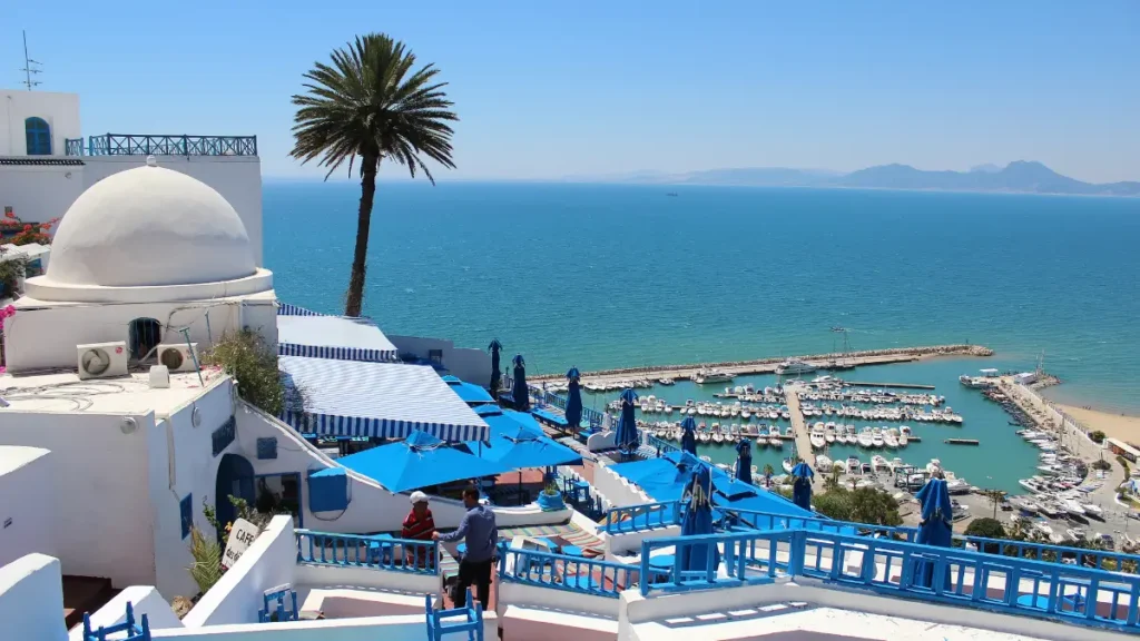 Widok na morze w Sidi Bou Said w Tunezji podczas wakacji nad Morzem Śródziemnym