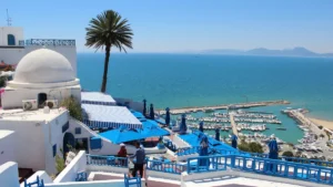 Widok na morze w Sidi Bou Said w Tunezji podczas wakacji nad Morzem Śródziemnym