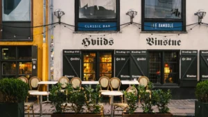 tradycyjna restauracja w Kopenhadze wnętrze i jedzenie Dania ceny