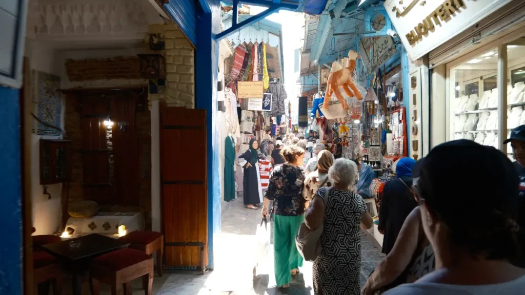 Wąska alejka w medynie w Tunisie