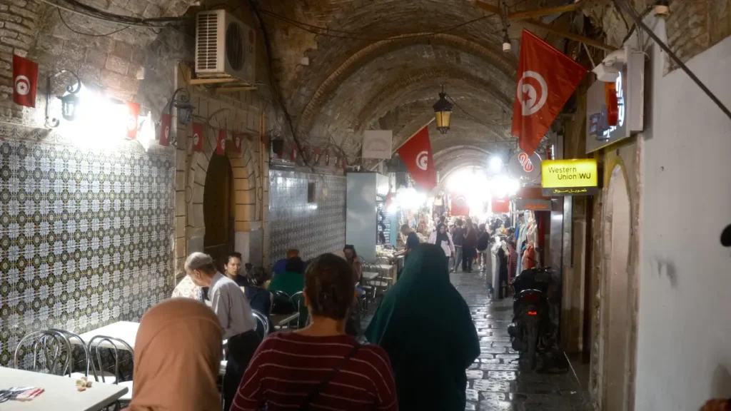 Alejka ze sklepionym sufitem w medynie w Tunisie