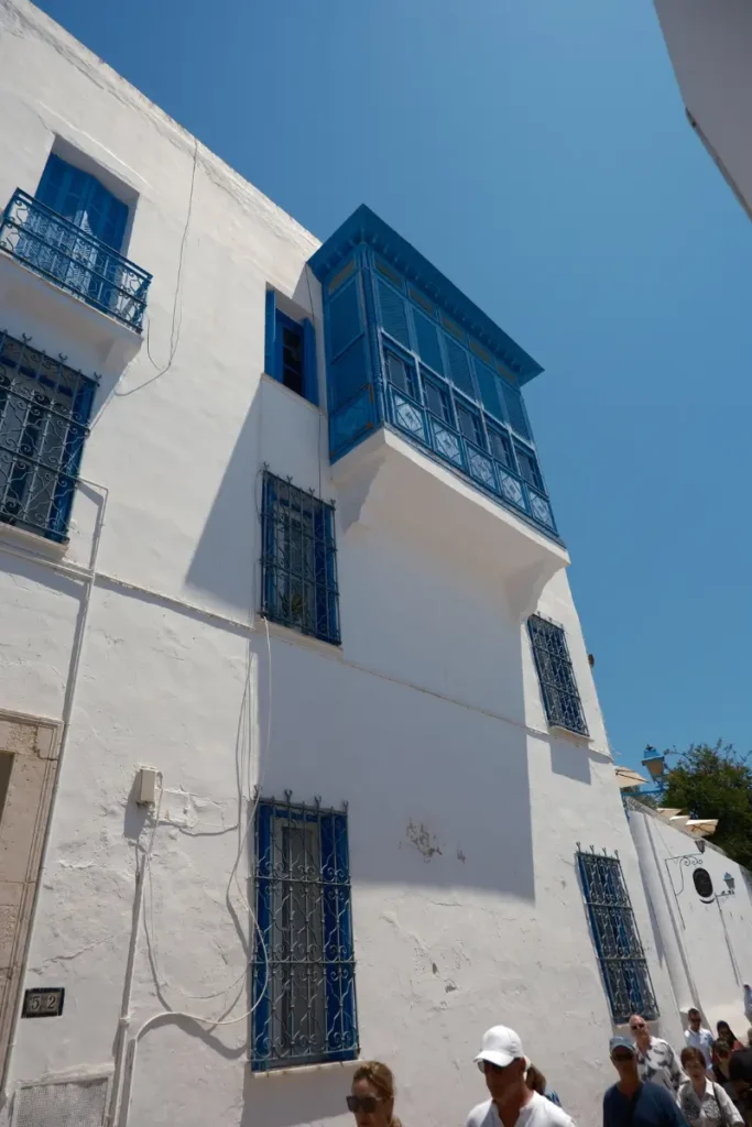 Biały dom z niebieskimi okiennicami w Sidi Bou Sai
