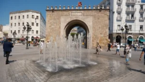 Historyczna brama prowadząca do medyny w Tunisie