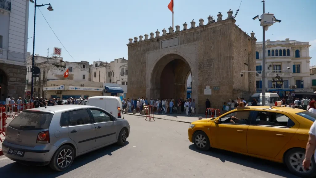 Wejście do medyny w Tunisie otoczone zabytkowymi murami