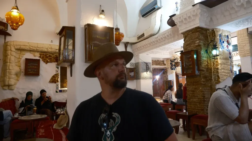 Odpoczynek w kawiarni podczas zwiedzania medyny w Tunisie