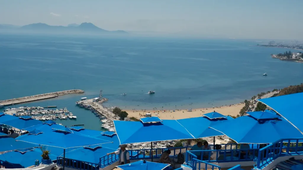 Panorama wybrzeża i Morza Śródziemnego widziana z Sidi Bou Said w Tunezji