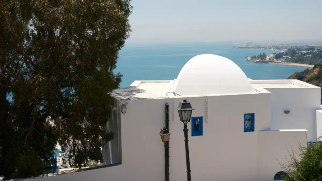 Biały budynek w Sidi Bou Said na tle Morza Śródziemnego w Tunezji