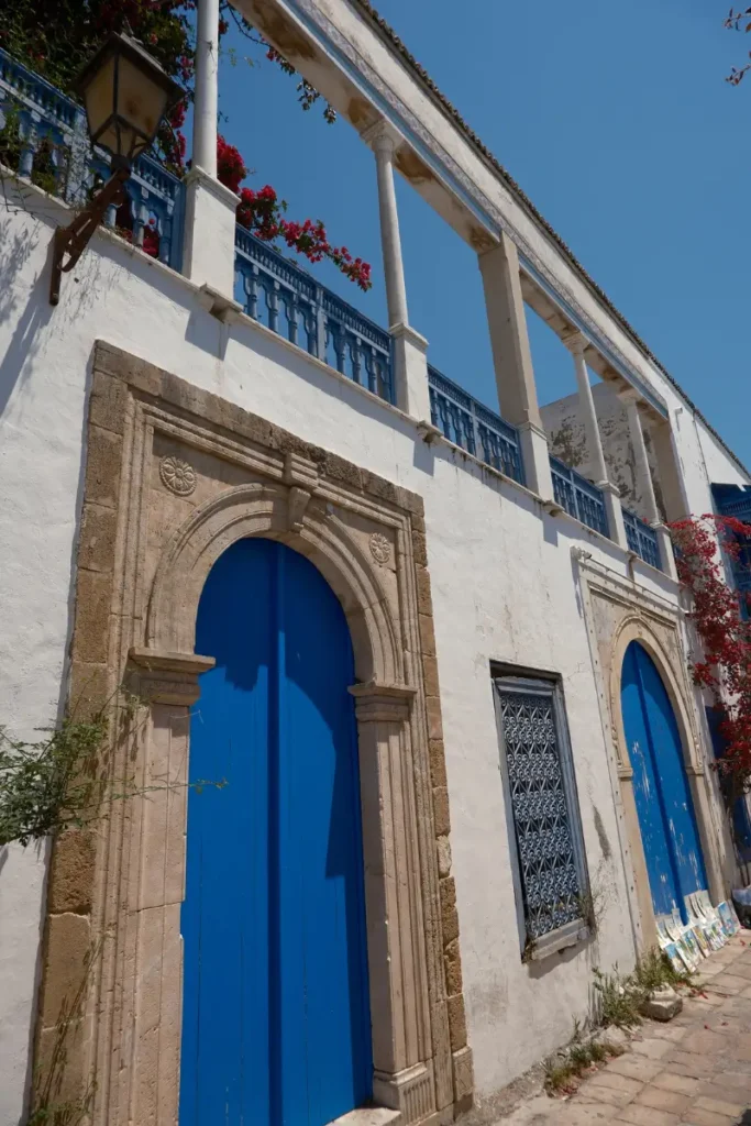 Charakterystyczne wejście do domu z niebieskimi drzwiami w Sidi Bou Said