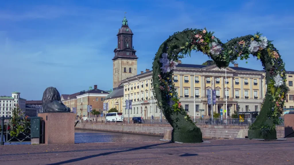 Kwiatowe serce na tle Göteborga w Szwecji